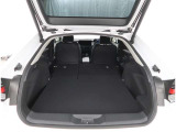 【トランクルーム】荷室の広さも十分です!シートアレンジでシートを畳めば長い荷物だって積めますね。シートアレンジの操作方法など、お気軽にご相談下さい。
