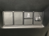 ハンドルの右側にはヘッドライトレベライザーとVSA(ABS+TCS+横滑り抑制)の解除スイッチがついています。ヘッドライトレベライザーは道路状況や積荷の加重に応じてライトの高さを調節できます。