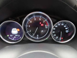 スピードメーター、タコメーターが装備されております。その他お車の情報もメーター内から確認することが可能です☆
