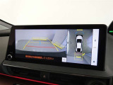 【パノラミックビュー】・・・車両の前後左右に搭載した4つのカメラにより、クルマを真上から見ているような映像を表示。運転席から確認しにくい車両周囲の状況を把握できます。