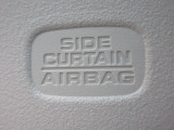 サイドカーテンエアバックシステムは、側面衝突時に大人から子供までさまざまな体格の乗員の頭部や頚部を広範囲で保護。特にセンターピラーへの頭部衝突を防ぐ展開性能を実現しています。