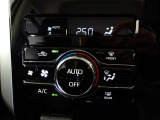 オートエアコンです。車内を設定温度に保ち、快適空間をキープします。