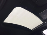 【ムーンルーフ】開放感たっぷりの希少装備、ムーンルーフが装着されています!車内に明かりを取り入れたり景色を楽しむ以外にも、車内の空気も簡単に換気できて快適です!
