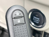 【キーフリーシステム】カバンやポケットに入れたままでもドアの施錠・解錠が可能なスマートキーを装備。エンジンのオン・オフ時もカギを取り出す必要が無いからとっても便利です♪