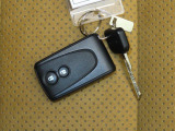 電子キーをポケットやカバンに入れているだけで、ドアの開錠・施錠が行えます。荷物を抱えていてもラクラク開閉です。エンジン始動も行えます。