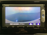 ギヤをR(バック)に入れるとナビの画面に後ろの映像が映るリアカメラ付です。後退時、コンディションが悪い視界でもカラーバックモニターがドライバーをサポートします。