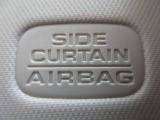 サイドカーテンエアバックシステムは、側面衝突時に大人から子供までさまざまな体格の乗員の頭部や頚部を広範囲で保護。特にセンターピラーへの頭部衝突を防ぐ展開性能を実現しています。