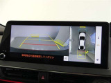 【全周囲モニター】車を上空から見下ろしたような映像をカーナビ画面に映し出し、車庫入れや縦列駐車をサポートしてくれます。
