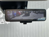 インテリジェントルームミラーです。人や物で視界が遮られてても、車体後部のカメラ映像に切り替えることにより、クリアな後方視界を実現しています。