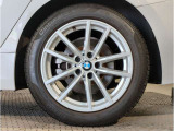 BMWの純正アロイホイールは軽量かつ強度にも優れているホイールで走行性能を引き上げる設計になっております。足元にもBMWは妥協がなくこだわっている個所になります。