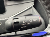 オートライトです。明暗を感知して自動で点灯・消灯します。アダプティブ機能で、前方に車や人がいないときに自動でハイビームに切り替わりますので、夜道も安心してお乗りいただけます。