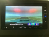【バックカメラ】運転が苦手な方も車庫入れラクラクです!ギアをリバースに入れれば自動的に切り換わりますので、面倒な操作は不要です♪狭い駐車場もお車を傷つけず安心ですね!