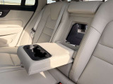 リアシートにもドリンクホルダーと肘掛けを装備しています。