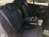 後席も使用感はさほど感じず、運転席・助手席同様に清潔感があります。後席シートもしっかりと作り込まれていますので、座り心地も悪くありません。是非、実車にてご確認下さい。