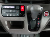 操作性の優れたインパネシフトはストレート式を採用しています。エアコンは空気清浄や脱臭などに効果を発揮するプラズマクラスター技術搭載フルオートエアコンを装備しています。