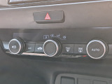 車内環境を自動でコントロールするフルオートエアコン。長距離ドライブも快適です。