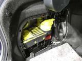 スペアタイヤレス車です。応急セットを搭載しております。