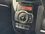 【オートエアコン】一度お好みの温度に設定すれば、車内の温度を検知し風量や温度を自動で調整。暑い&hellip;寒い&hellip;と何度もスイッチ操作をする必要はありません。快適な車内空間には必須の機能ですね♪