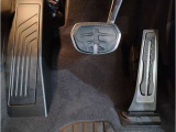 【ペダル】BMWはオルガン式アクセルペダルを採用しています。踏み込む足とペダルが同じ軌跡を描くため、かかとがずれにくく、アクセルコントロールがよりしやすくなるメリットがあります。
