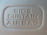 サイドカーテンエアバックシステムは、側面衝突時に大人から子供までさまざまな体格の乗員の頭部や頚部を広範囲で保護。特にセンターピラーへの頭部衝突を防ぐ展開性能を実現しています。