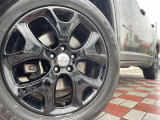●純正18インチアルミホイール:輸入車ならではの卓越した走りを支えるホイールと足回りです!日本車の走りに慣れている方にもぜひ体感して頂きたいほど、高いレベルでまとまっています!