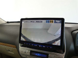 車庫入れや駐車で威力を発揮するのがバックモニター!ナビディスプレイに後ろの様子が映し出されるから安心です。