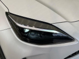【LEDヘッドライト】悪天候や夜間走行時も良好な視界を確保し安心して運転できる高輝度LEDヘッドライトを装備!点灯速度が早く、消費電力も抑えられています。