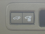 【パワーバックドア】スマートキーや運転席のボタンを押すだけでリアゲートが自動で開閉します!荷物を持っている時や、高い位置にあるバックドアを閉める際に便利な機能です♪