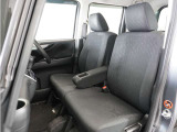 運転席と助手席は足元が繋がっているので自由に行き来しやすいので駐車場が狭いときでも助手席側からスムーズに乗り降りできて便利!