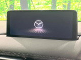 【10.25インチマツダコネクト】車内の雰囲気にマッチした大型ディスプレイ。スマホ接続でのナビ使用やBluetooth再生等、様々な機能が楽しめます。直感的なダイヤル操作が可能で、使い勝手も良好です。