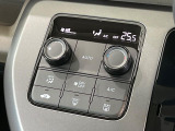 【オートエアコン】一度お好みの温度に設定すれば、車内の温度を検知し風量や温度を自動で調整。暑い&hellip;寒い&hellip;と何度もスイッチ操作をする必要はありません。快適な車内空間には必須の機能ですね♪