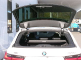 こちらのお車のトランク部分は上部のみの開閉も可能です!荷物の出し入れも楽々です!