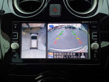 【アラウンドビューモニター】車体の前後左右4つの広角カメラ映像を合成し、上空から見下ろしたような視点でモニターに表示する運転支援システムになります!