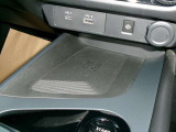 ワイヤレス充電器(メーカーオプション)。Qi規格対応スマートフォンの充電器を、センターコンソールに装備。USBコードを接続することなく、手軽に充電出来ます。