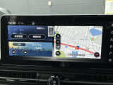 ナビゲーションを利用することで、目的地までのルートを案内し、最新の道路状況を反映して最適なルートを提案してくれます。また、渋滞を回避するルートを提案してくれるので、安全に目的地に到着することができます