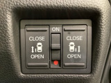 リアドアは乗り降りに便利な両側電動スライドドアです。また運転席に座っていながらスイッチ操作で自在にスライドドアを開け閉めできます。