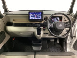 車内は光触媒抗菌消臭施工済です。スタイリッシュなデザインで暖かみのあるインパネ周りを演出します。グローブボックスやカップホルダーのほかにトレーなどたくさんの収納スペースが装備されています。
