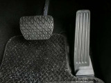 【オルガン式アクセルペダル】かかとを支点として足首とペダルの動きが一致するため、スムーズで正確な操作が可能です。ペダル反力を足の重さで支える事ができるため長時間の運転でも足が疲れにくくなります。