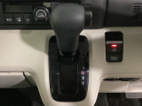 CVT車のセレクトレバーです。低速から高速まで、変速ショックのないスムーズな走りと、エンジン効率のよい領域を維持して燃費にも貢献します。サイドブレーキはスイッチ操作の電子制御パーキングブレーキです。