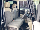 フロントシートはベンチシートです。ベンチシ―トは運転席と助手席の移動もスムーズ!狭い駐車場での乗り降りに便利です。