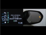 隣車線を走る車両をレーダーで検知し、ドアミラーでは確認しにくい後側方エリアに存在する車両に加え、急接近してくる車両も検知します。車両を検知するとドアミラーに搭載されたLEDインジケーターが点灯します。