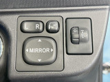 【電動格納ミラー】サイドミラーは電動格納式となっており、狭い駐車場でもキズがつくリスクを抑えられます。