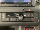 エレクトリックギアセレクターの上にオートエアコンがついてますので簡単操作で快適に過ごせます。運転席のみシートヒータースイッチ内蔵で2段階の温度設定ができます。