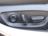 運転席パワーシートを装備しています。操作は電動で、前後調整・上下調整も楽にできますよ。