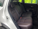 後部座席も気になるようなキズ・汚れやへたり等、大きなダメージはなく、良好な状態です。