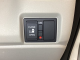 左側電動スライドドアは運転席からでも操作ができるように、ハンドル付近に開閉の操作スイッチが付いています。
