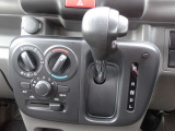 走行状態に合わせて無段階かつ連続的に変速。つねに適切なギヤ比で滑らかに走れるCVTです。シフトノブの位置がステアリングに近く運転しやすいインストシフトノブです。エアコンは扱いやすいマニュアルエアコンです