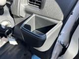 運転席・助手席の同じ位置にドリンクホルダーが付いています!取り出しやすい位置なのでとても便利です♪