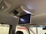 後部座席にリアモニターがあります。