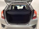 トランクの広さは、どうです、たくさんの荷物が積めますよ。トノカバー付き。荷室のプライバシーを守ってくれます。見た目もスッキリ、防犯性も高まります。